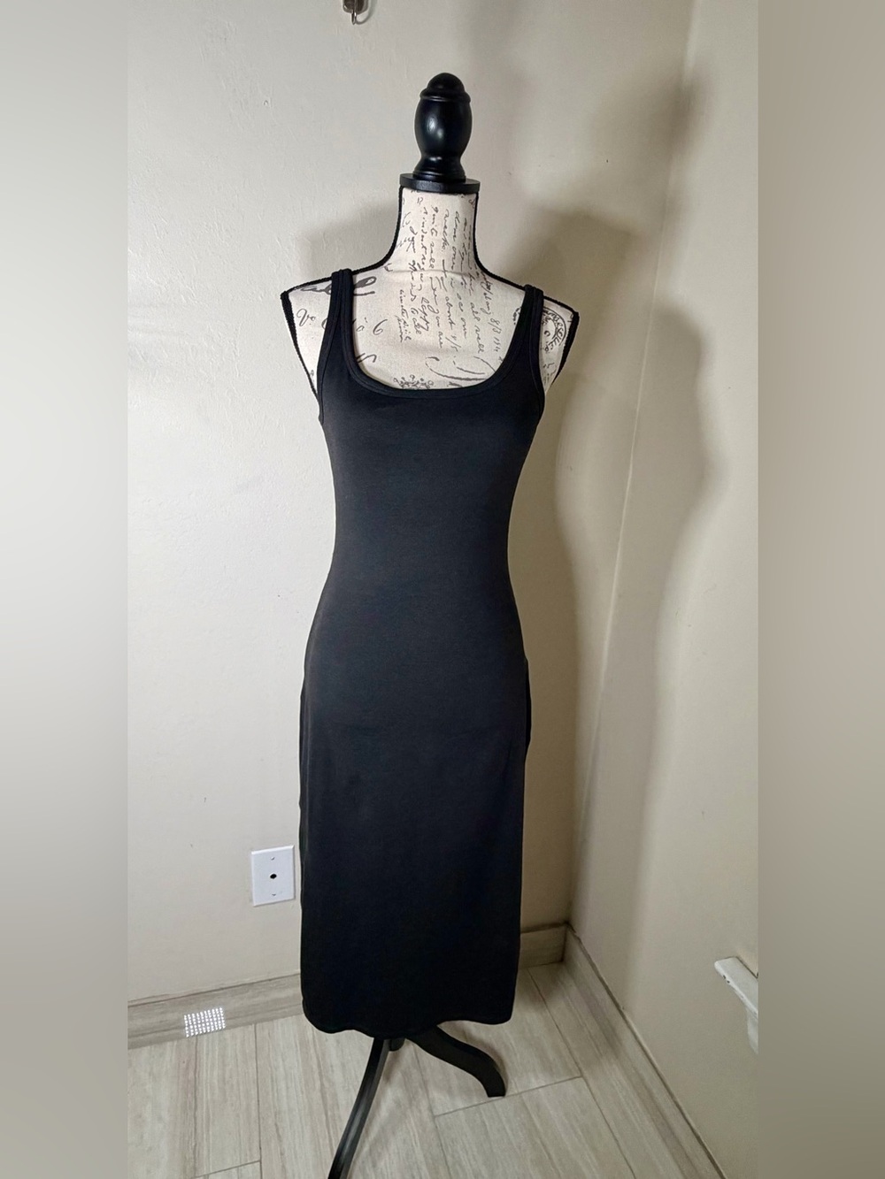 Vuori Black Tank Midi Dress - Streamlined Scoop Neck